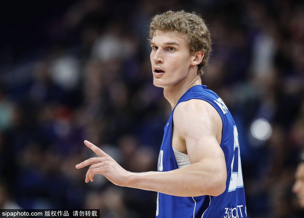 多名NBA高管：鹈鹕几乎不可能裁掉锡安据TA记者MikeVorkunov报道，由于锡安上赛季仅出战了29场比赛，他后三个赛季（2025-26、2026-27、2027-28）的合同将不再受保障。